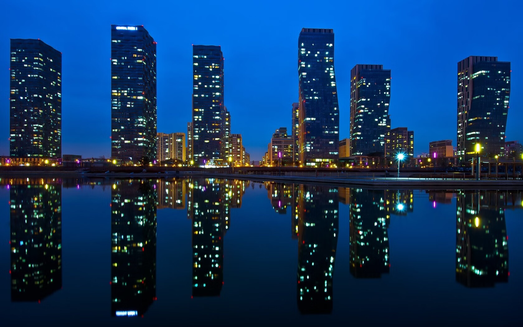 “水上救生:三叉湖游泳馆赛场考验运动员心理与身体极限”